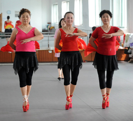 Members of a Xiyanghong Ballet Company practice at Liaoning Art University for Senior Citizens in Shenyang, capital of northeast China's Liaoning Province, August 5, 2009. [Xinhua]