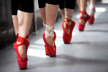 Members of a Xiyanghong Ballet Company practice at Liaoning Art University for Senior Citizens in Shenyang, capital of northeast China's Liaoning Province, August 5, 2009. [Xinhua]