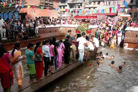 Hindu devotees queue to worship during the Janai Purnima festival in the Kumbheswor Temple in Katmandu, capital of Nepal, Aug. 5, 2009.[Bimal Gautam/Xinhua]