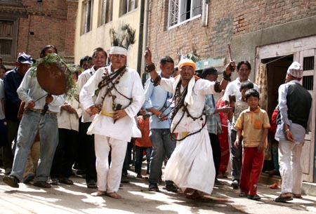 Nepalese people performs ritual during the celebration of Janai Purnima festival in the Kumbheswor Temple in Lalitpur District of Nepal, Aug. 5, 2009.[Bimal Gautam/Xinhua]