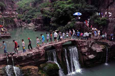 Tourists sightsee the Yuntaishan World Geopark in Jiaozuo, a city in central China's Henan Province, Aug. 4, 2009.[Yang Fan/Xinhua]