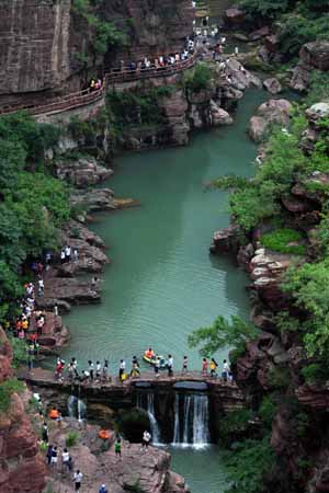 Tourists sightsee the Yuntaishan World Geopark in Jiaozuo, a city in central China's Henan Province, Aug. 4, 2009.[Yang Fan/Xinhua]