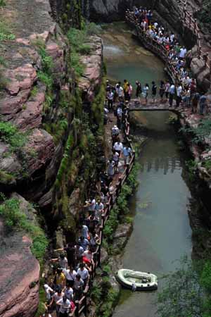 Tourists sightsee the Yuntaishan World Geopark in Jiaozuo, a city in central China's Henan Province, Aug. 4, 2009.[Yang Fan/Xinhua]