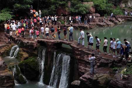 Tourists sightsee the Yuntaishan World Geopark in Jiaozuo, a city in central China's Henan Province, Aug. 4, 2009.[Yang Fan/Xinhua]