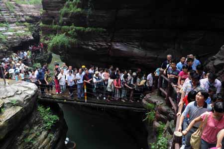 Tourists sightsee the Yuntaishan World Geopark in Jiaozuo, a city in central China's Henan Province, Aug. 4, 2009.[Yang Fan/Xinhua]