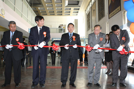 Chinese Ambassador to Mongolia Yu Hongyao (2nd R) and Director of the Civil Aviation Authority of Mongolia G. Davaa (C) attend the ribbon-cutting ceremony for the first flight from Ulan Bator to Hailar, in Ulan Bator, Mongolia, on Aug. 5, 2009. The first flight from Ulan Bator, the Mongolian capital, to Hailar in China's Inner Mongolia region took off here [Xinhua]