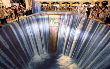 Models walk on a three dimensional visual effect painting at Meilongzhen plaza in Shanghai, east China, Aug. 5, 2009. The 3D painting with the theme of the Shanghai World Expo is made by Edgar Müller. [Xinhua]