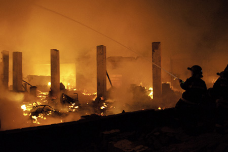 Firefighters try to extinguish a fire at the Xiangnan Furniture Factory in Wuhou District of Chengdu, southwest China's Sichuan Province, on Aug. 5, 2009. [Xinhua]