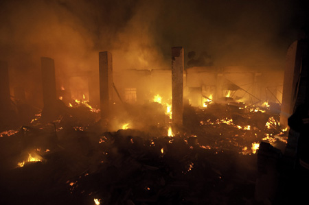 Firefighters try to extinguish a fire at the Xiangnan Furniture Factory in Wuhou District of Chengdu, southwest China's Sichuan Province, on Aug. 5, 2009. [Xinhua]