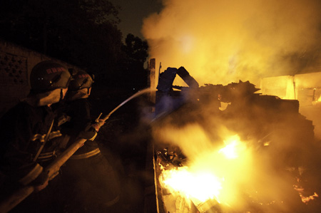 Firefighters try to extinguish a fire at the Xiangnan Furniture Factory in Wuhou District of Chengdu, southwest China's Sichuan Province, on Aug. 5, 2009. [Xinhua]