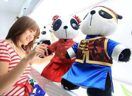 A selection of panda dolls and costumes have been selling like hot cakes among Beijing's youth.[CRIENGLISH.com] 