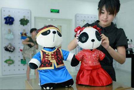 A selection of panda dolls and costumes have been selling like hot cakes among Beijing's youth.[CNSphoto] 