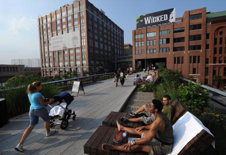 People enjoy themselves at the High Line Park in Manhattan, New York, the United States, on Aug. 4, 2009. [Xinhua]