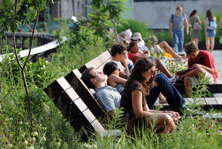 People enjoy themselves at the High Line Park in Manhattan, New York, the United States, on Aug. 4, 2009. [Xinhua]