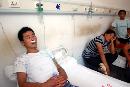 A poisoned man receives treatment in a local hospital in Chifeng City of north China's Inner Mongolia Autonomous Region, August 5, 2009. [Xinhua]