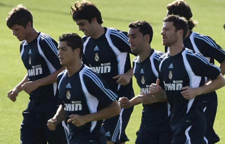 Real Madrid's Xabi Alonso (R) attends his first training session with his team mates (from L) Klaas Jan Huntelaar, Cristiano Ronaldo, Kaka and Alvaro Arbeloa at Valdebebas training grounds outside Madrid August 5, 2009. Real Madrid have ended their search for new signings with the deal to land Spain midfielder Xabi Alonso from Liverpool and will now focus on trimming their squad, director general Jorge Valdano said on Wednesday. 