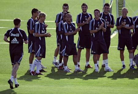 Real Madrid's players applaud Xabi Alonso at his first training session at Valdebebas training grounds outside Madrid August 5, 2009. Real Madrid have ended their search for new signings with the deal to land Spain midfielder Xabi Alonso from Liverpool and will now focus on trimming their squad, director general Jorge Valdano said on Wednesday. 