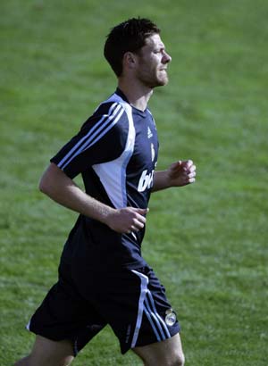 Real Madrid's Xabi Alonso arrives to his first training session at Valdebebas training grounds outside Madrid August 5, 2009. Real Madrid have ended their search for new signings with the deal to land Spain midfielder Xabi Alonso from Liverpool and will now focus on trimming their squad, director general Jorge Valdano said on Wednesday. 
