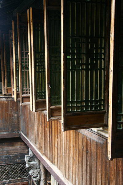 The windows of Zhulan Bar retain traces of Hui-style architecture. [Photo: CRIENGLISH.com]