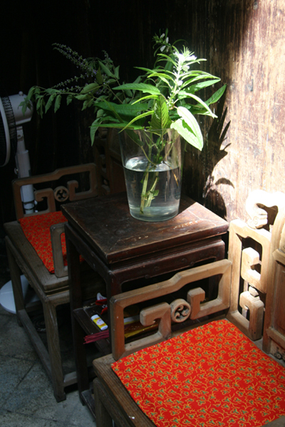 The interior of Zhulan Bar, an inn in Xidi village, Anhui Province. [Photo: CRIENGLISH.com] 