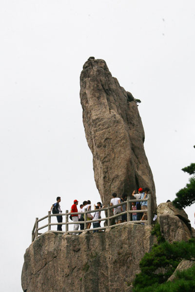 This photo taken on Wednesday, August 5, 2009 shows the Feilai Stone, or Flying-over Stone, on Huangshan Mountain of east China's Anhui province. The stone has since become famous for its appearance in the 1980's TV series 'The Dream of Red Mansion'. [Photo: CRIENGLISH.com]