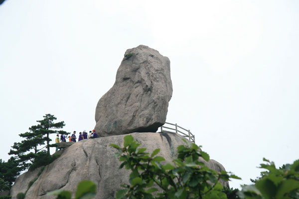 A different view of the Flying-over Stone. [Photo: CRIENGLISH.com]