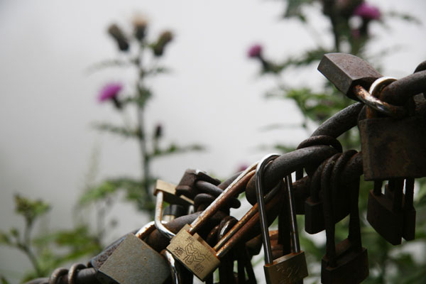 This photo taken on Wednesday, August 5, 2009 shows the blessing locks left by tourists on Huangshan Mountain of east China's Anhui province. People usually throw the keys away into the yawning gulf to bless a lifelong happy family and lasting love. [Photo: CRIENGLISH.com] 