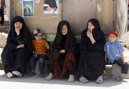 Afghan women wait for a bus in Kabul, August 6, 2009. [Xinhua/Reuters]