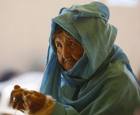 A woman spins yarn in Kabul, August 6, 2009. [Xinhua/Reuters]
