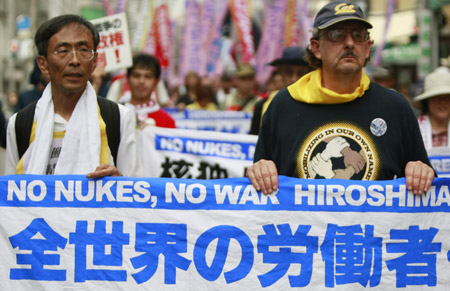 Protestors attend a demonstration in Hiroshima, Japan, Aug. 6, 2009. The day is the 64th anniversary of the atomic bombing of the city by U.S. forces during the World War II. Some 1,000 protestors from Hiroshima, Nagasaki and other places demonstrated here against nuclear weapons, war, and the United States. [Ren Zhenglai/Xinhua]