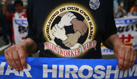  A protestor holds a banner during a demonstration in Hiroshima, Japan, Aug. 6, 2009. [Ren Zhenglai/Xinhua]