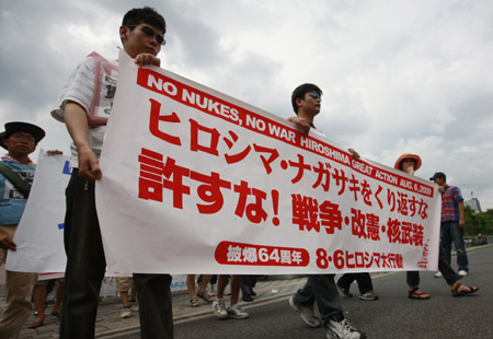 Protestors attend a demonstration in Hiroshima, Japan, Aug. 6, 2009. The day is the 64th anniversary of the atomic bombing of the city by U.S. forces during the World War II. [Ren Zhenglai/Xinhua]