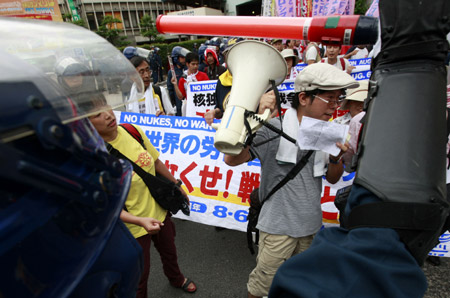 Protestors are stopped by the police during a demonstration in Hiroshima, Japan, Aug. 6, 2009. [Ren Zhenglai/Xinhua] 