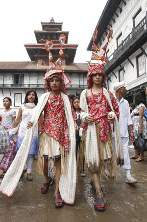 People dressed up in traditional costumes take part in the Gaijatra festival parade in Kathmandu August 6, 2009.[Xinhua/Reuters]
