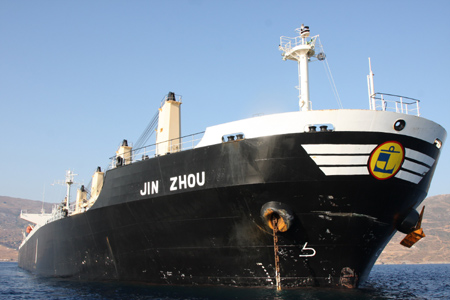 Chinese Hong Kong freighter Jin Zhou berthes at the port of Karistos, Greece, on Aug. 5, 2009. The cargo freighter of Jin Zhou clashed with a Greek freighter on Aug. 4, with both slightly damaged in the accident.[Xinhua]