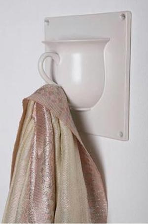 Teacup tile hook [ CCTV.com] 