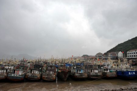 Boats dock at Xiaojiaochen Village in Wenling, east China's Zhejiang Province, on August 6, 2009. The eye of Typhoon Morakot was located at 840 kilometers east off Fuzhou City of southeast China's Fujian Province as of 11 a.m. Thursday.