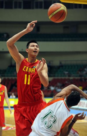 TIANJIN, August 6, 2009 (Xinhua) -- Yi Jianlian of China (L) passes the ball during the preliminary group C match against India at FIBA Asia Championship 2009 in Tianjin, China, August 6, 2009. China beat India 121-49.(Xinhua/Wang Yebiao) 