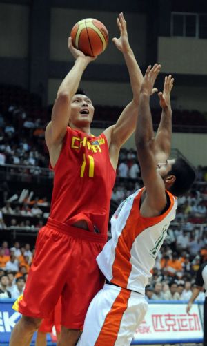 Yi Jianlian of China (L) goes for a basket during the preliminary group C match against India at FIBA Asia Championship 2009 in Tianjin, China, August 6, 2009.(Xinhua/Wang Yebiao) 