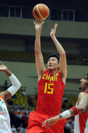 Du Feng of China (C) shoots during the preliminary group C match against India at FIBA Asia Championship 2009 in Tianjin, China, August 6, 2009.(Xinhua/Wang Yebiao) 