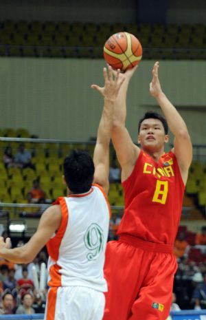 Zhu Fangyu of China (R) shoots during the preliminary group C match against India at FIBA Asia Championship 2009 in Tianjin, China, August 6, 2009.(Xinhua/Wang Yebiao) 