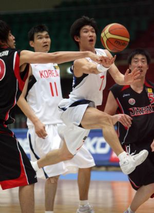 Yang Dong Geun of South Korea (R,2nd) goes for a basket during the preliminary group A match against Japan at FIBA Asia Championship 2009 in Tianjin, China, August 6, 2009. South Korea beats Japan 95-74.(Xinhua/Meng Yongmin) 