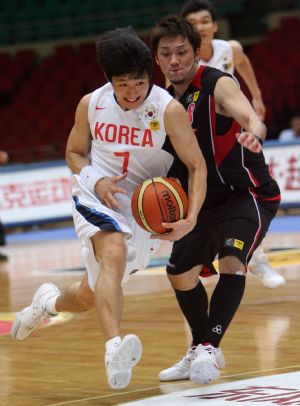 Yang Dong Geun of South Korea (L) breaks through during the preliminary group A match against Japan at FIBA Asia Championship 2009 in Tianjin, China, August 6, 2009. South Korea beats Japan 95-74.(Xinhua/Meng Yongmin) 