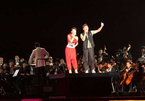 Popular star Coco Lee (L) and Sun Nan (R) perform. [By Ni Yuanjin/China.org.cn]