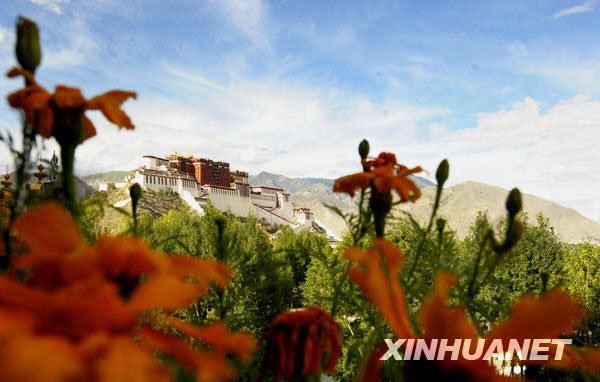 Potala Palace sits peacefully against the azure sky on August 6, 2009. Summer is the most beautiful season in Lhasa, capital of the Tibet Autonomous Region, with crystal clear skies, white clouds and numerous flowers. [Photo: Xinhuanet] 