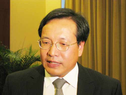 Hu Suojin, Economic Counselor of Chinese Embassy to Vietnam, answers questions during an interview. Hu Suojin, Economic Counselor of Chinese Embassy to Vietnam, answers questions during an interview.