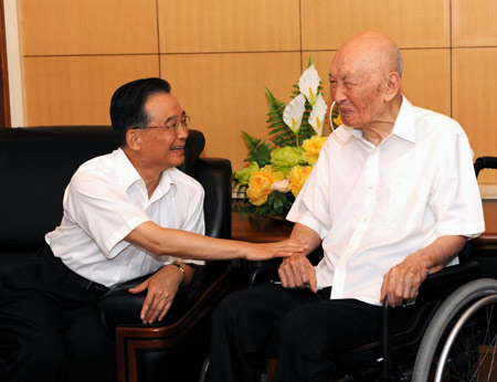 Chinese Premier Wen Jiabao(L) talks with Zhu Guangya, a renowned Chinese physicist during his visit to Zhu in Beijing, capital of China, on Aug. 6, 2009. 