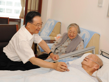 Chinese Premier Wen Jiabao(1st, L) talks with Wang Daheng, a renowned Chinese optical scientist, during his visit to Wang in Beijing, capital of China, on Aug. 6, 2009.