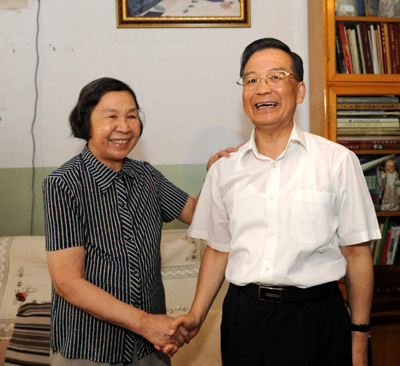 Chinese Premier Wen Jiabao(R) shakes hands with Hu Yamei, honorary president of the Beijing Children's Hospital, during his visit to Hu in Beijing, capital of China, on Aug. 6, 2009. 