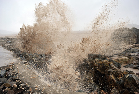 Waves from approaching Typhoon Morakot hit a dike in Cangnan County, east China's Zhejiang Province, Aug. 8, 2009. [Wang Dingchang/Xinhua] 